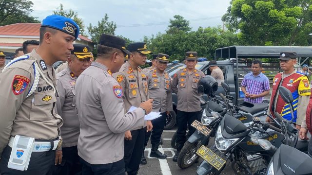Kapolres Minsel cek Kondisi senpi dan ranmor dinas jajaran dalam apel pengecekanJumat (17/1/2025), di Lapangan Hitam Polres Minahasa Selatan.