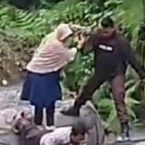 Bripka Syahid rela badannya diinjak oleh seorang ibu dan anaknya saat ingin melintasi jalan yang terputus akibat bencana longsor di Kecamatan Sengkongkang, Sumbawa Barat, Nusa Tenggara Barat.