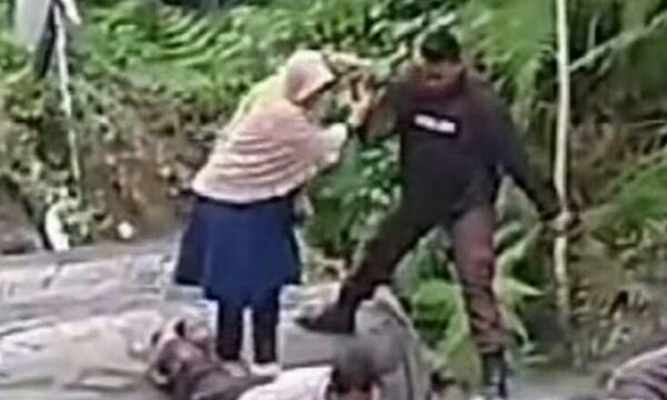 Bripka Syahid rela badannya diinjak oleh seorang ibu dan anaknya saat ingin melintasi jalan yang terputus akibat bencana longsor di Kecamatan Sengkongkang, Sumbawa Barat, Nusa Tenggara Barat.