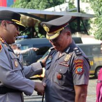 Kapolresta Manado, Kombes Pol Julianto Sirait, memimpin upacara laporan kenaikan pangkat bagi anggota Polri periode 1 Januari 2025 dan PNS Polri periode 1 Oktober 2024 di Polresta Manado.