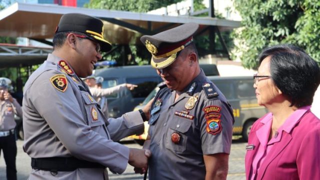 Kapolresta Manado, Kombes Pol Julianto Sirait, memimpin upacara laporan kenaikan pangkat bagi anggota Polri periode 1 Januari 2025 dan PNS Polri periode 1 Oktober 2024 di Polresta Manado.