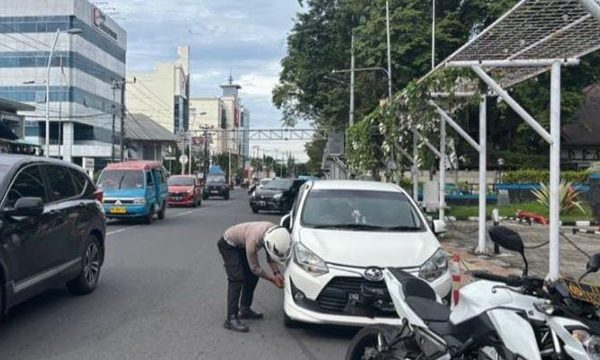 Satlantas Polresta Manado Tertibkan Parkir Liar Kendaraan