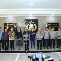 Kapolri Jenderal Listyo Sigit Prabowo dan Menteri Perlindungan Pekerja Migran Indonesia (P2MI) Abdul Kadir Karding menegaskan komitmen bersama dalam memberikan perlindungan maksimal kepada pekerja migran Indonesia, khususnya yang berangkat ke luar negeri secara unprosedural. Sinergi ini disampaikan saat doorstop setelah audiensi di Mabes Polri, Kamis (9/1).