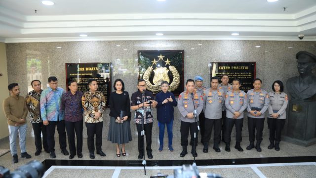Kapolri Jenderal Listyo Sigit Prabowo dan Menteri Perlindungan Pekerja Migran Indonesia (P2MI) Abdul Kadir Karding menegaskan komitmen bersama dalam memberikan perlindungan maksimal kepada pekerja migran Indonesia, khususnya yang berangkat ke luar negeri secara unprosedural. Sinergi ini disampaikan saat doorstop setelah audiensi di Mabes Polri, Kamis (9/1).