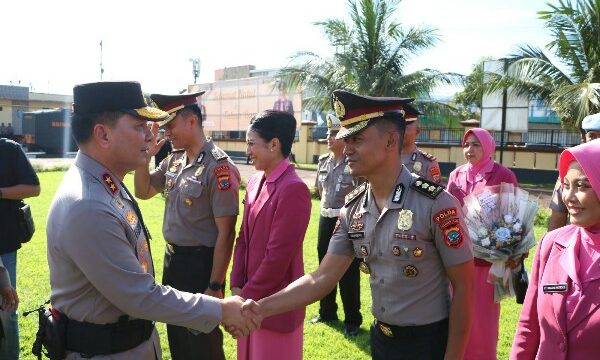Kapolda Sulut Pimpin Upacara Kenaikan Pangkat 200 Personel
