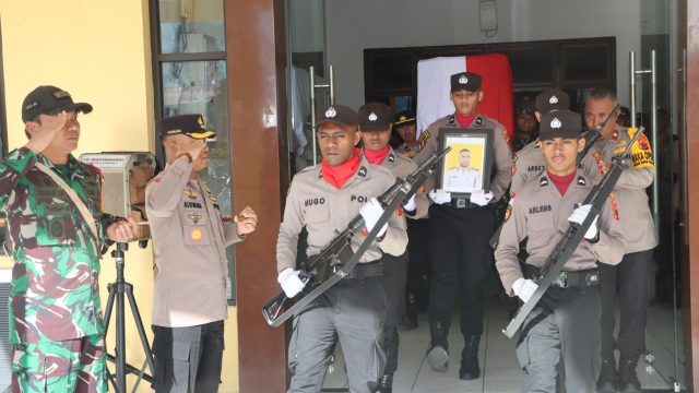 Jenazah Bripka Anumerta Ronald M Enok Diterbangkan ke Jayapura