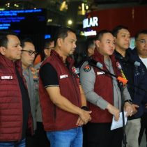 Polri kembali menunjukkan komitmennya dalam memerangi kejahatan narkoba dengan berhasil menangkap seorang bandar narkoba internasional yang masuk dalam Daftar Pencarian Orang (DPO) Red Notice.