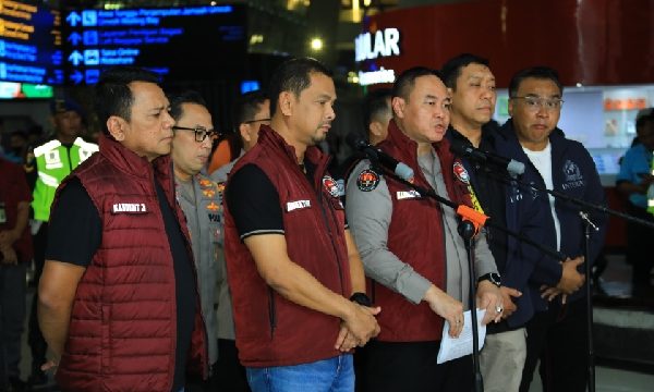 Polri kembali menunjukkan komitmennya dalam memerangi kejahatan narkoba dengan berhasil menangkap seorang bandar narkoba internasional yang masuk dalam Daftar Pencarian Orang (DPO) Red Notice.