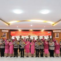 Kapolda Sulawesi Utara Irjen Pol Roycke Harry Langie memimpin upacara Serah Terima Jabatan (Sertijab) sejumlah pejabat utama Polda Sulut dan 3 jabatan Kapolres.
