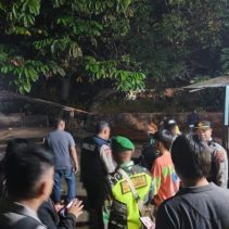 Polsek Singkil bersama unsur Koramil STB dan Pemerintah Kecamatan Singkil menggelar kegiatan Grebek Kampung (Tarkam) pada Senin malam (30/12/2024).