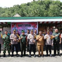 Kapolda Sulawesi Utara Irjen Pol Roycke Harry Langie didampingi Wakapolda Brigjen Pol Bahagia Dachi, sejumlah PJU Polda dan Pengurus Bhayangkari Sulut melakukan kunjungan kerja ke Polres Kepulauan Sangihe, Senin (13/1/2024).