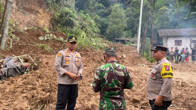 Puluhan personel Polres Minsel gabungan piket siaga, piket fungsi dan anggota Polsek Motoling, langsung bergerak cepat mendatangi lokasi kejadian, segera membantu proses evakuasi tanah longsor, dengan dibantu warga setempat bersama Koramil TNI.