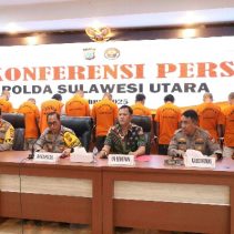 Polisi menangkap tersangka kasus keributan di 2 lokasi di Kota Manado, yaitu di Kelurahan Banjer dan Kelurahan Wawonasa.