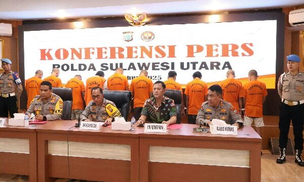 Polisi menangkap tersangka kasus keributan di 2 lokasi di Kota Manado, yaitu di Kelurahan Banjer dan Kelurahan Wawonasa.