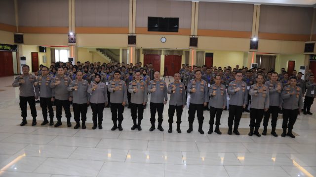 Kadivhumas Polri Irjen Pol Sandi Nugroho Nugroho membuka pelatihan Bakomsus Humas Polri Tahun Anggaran 2025. Kegiatan tersebut diikuti oleh 100 anggota Humas Polri.