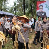 Wakapolda Sulawesi Utara (Sulut) Brigjen Pol Bahagia Dachi memimpin panen raya jagung, di area perkebunan Balai Palma, Kelurahan Paniki Dua, Kecamatan Mapanget, Kota Manado, pada Rabu (26/2/2025) pagi.