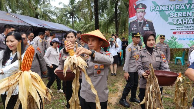 Wakapolda Sulawesi Utara (Sulut) Brigjen Pol Bahagia Dachi memimpin panen raya jagung, di area perkebunan Balai Palma, Kelurahan Paniki Dua, Kecamatan Mapanget, Kota Manado, pada Rabu (26/2/2025) pagi.
