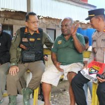Kasatgas Humas Ops Damai Cartenz-2025, Kombes Pol Yusuf Sutejo, S.I.K., M.T., mengadakan silaturahmi dengan Ketua Dewan Adat Pegunungan Bintang, Bapak Angel Uropmabin, di Oksibil, Kabupaten Pegunungan Bintang, Provinsi Papua Pegunungan.