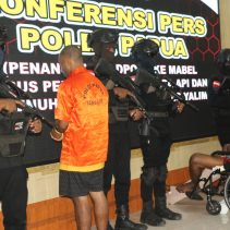 Disertir Polres Yalimo Aske Mabel berhasil ditangkap aparat keamanan dari Satgas Ops Damai Cartenz 2025 .