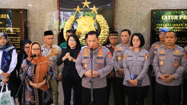 Kapolri Jenderal Pol. Listyo Sigit Prabowo menerima audiensi Ketua PBNU bidang kesejahteraan, Alissa Wahid, di Mabes Polri, Rabu (12/2/2025).