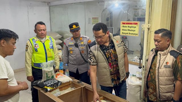 Satgas Pangan Polri bersama Badan Kebijakan Perdagangan (BKPN) Kementerian Perdagangan melakukan monitoring harga dan ketersediaan bahan pokok di Pasar Kebayoran Lama.