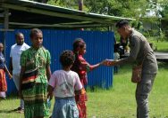 Senyum kebahagiaan terpancar di wajah anak-anak Kabupaten Yalimo saat Satuan Tugas Bantuan Operasi (Satgas Ban Ops) Damai Cartenz 2025 hadir membawa kehangatan dan kedamaian pada Minggu, 9 Februari 2025.