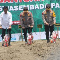 Kapolri Jenderal Pol Listyo Sigit Prabowo dan Gubernur DIY, Sri Sultan Hamengku Buwono X menanam jagung bersama di Dusun Klaras, Canden, Jetis, Bantul, Yogyakarta.