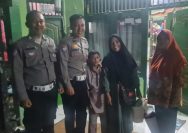 Aksi Polisi yang menemukan Siti dan anaknya lalu turun tangan membantu. Siti kebingungan saat akan mudik karena kehabisan tiket bus.