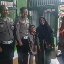 Aksi Polisi yang menemukan Siti dan anaknya lalu turun tangan membantu. Siti kebingungan saat akan mudik karena kehabisan tiket bus.