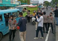 Polda Sulut melaksanakan pembagian takjil di depan Markas Komando (Mako) Polda Sulawesi Utara, Jalan Bethesda Manado, Kamis (13/3/2025) sore.