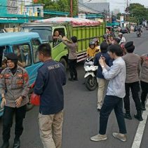 Polda Sulut melaksanakan pembagian takjil di depan Markas Komando (Mako) Polda Sulawesi Utara, Jalan Bethesda Manado, Kamis (13/3/2025) sore.