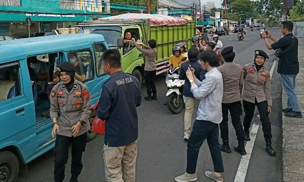 Polda Sulut melaksanakan pembagian takjil di depan Markas Komando (Mako) Polda Sulawesi Utara, Jalan Bethesda Manado, Kamis (13/3/2025) sore.