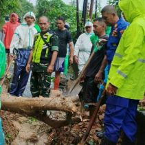 250 personel gabungan Polda Sulut dan Polresta Manado diturunkan untuk membantu melakukan evakuasi warga terdampak banjir dan tanah longsor di Kota Manado.