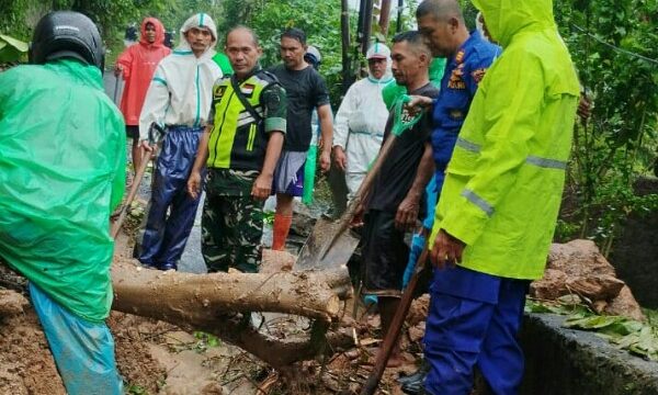 250 personel gabungan Polda Sulut dan Polresta Manado diturunkan untuk membantu melakukan evakuasi warga terdampak banjir dan tanah longsor di Kota Manado.