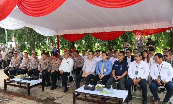 Kapolda Sulawesi Utara Irjen Pol Roycke Harry Langie didampingi Wakapolda Brigjen Pol Bahagia Dachi dan Ketua Bhayangkari Sulut Ny. Joan Roycke Langie serta sejumlah pejabat mitra Polda lainnya, melaksanakan peletakan batu pertama pembangunan Satuan Pelayanan Pemenuhan Gizi (SPPG) Polda Sulut, Senin (24/3/2025).