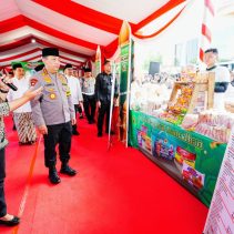 Kapolri Jenderal Polisi Drs. Listyo Sigit Prabowo menghadri Bazar Ramadan Polri Presisi dan Baksos Ramadan Bhayangkari 2025 di Surabaya, Jawa Timur.