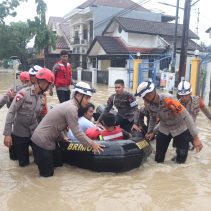 Brimob Sebar Ratusan Anggota ke Titik Banjir Jabodetabek, Evakuasi Anak-Lansia