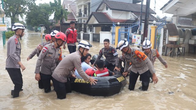 Brimob Sebar Ratusan Anggota ke Titik Banjir Jabodetabek, Evakuasi Anak-Lansia