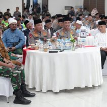 Kapolri Jenderal Pol. Listyo Sigit Prabowo beserta sejumlah pejabat utama Mabes Polri menggelar acara buka puasa bersama para tokoh ulama dan elemen masyarakat Banten.