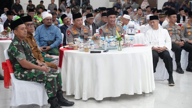 Kapolri Jenderal Pol. Listyo Sigit Prabowo beserta sejumlah pejabat utama Mabes Polri menggelar acara buka puasa bersama para tokoh ulama dan elemen masyarakat Banten.