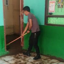 Ditpolairud Polda Sulut bersihkan lokasi terdampak banjir di Bailang Manado Pascabanjir yang melanda beberapa wilayah di Kota Manado