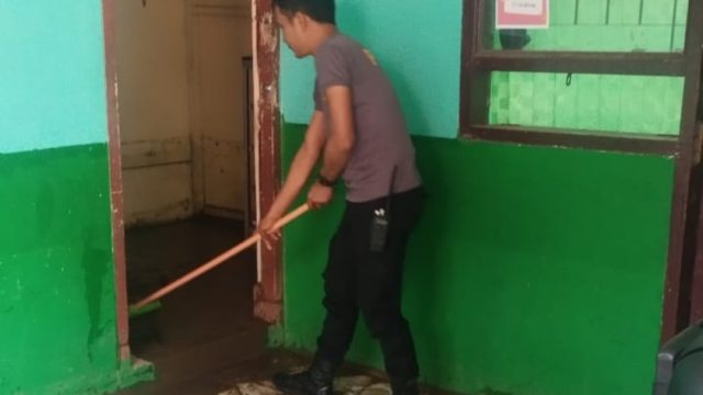 Ditpolairud Polda Sulut bersihkan lokasi terdampak banjir di Bailang Manado Pascabanjir yang melanda beberapa wilayah di Kota Manado