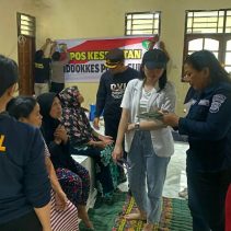 Biddokkes Polda Sulawesi Utara melaksanakan pelayanan kesehatan (Yankes) mobile kepada warga masyarakat yang terdampak banjir di Kota Manado, pada hari Sabtu (22/3/2025).