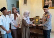 Kapolri Jenderal Listyo Sigit Prabowo memberikan penghargaan Rekpro Bintara kepada Daffa, sepupu dari almarhum Briptu Anumerta M Ghalib Surya Ganta.