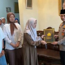 Kapolri Jenderal Listyo Sigit Prabowo memberikan penghargaan Rekpro Bintara kepada Daffa, sepupu dari almarhum Briptu Anumerta M Ghalib Surya Ganta.