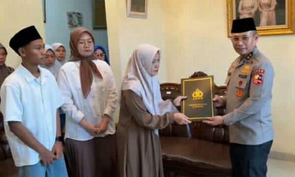 Kapolri Jenderal Listyo Sigit Prabowo memberikan penghargaan Rekpro Bintara kepada Daffa, sepupu dari almarhum Briptu Anumerta M Ghalib Surya Ganta.