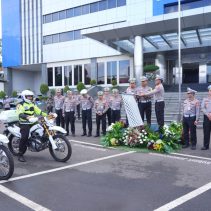 Kakorlantas Polri Irjen Pol Drs. Agus Suryonugroho S.H, M.Hum melepas tim Perwira Pengamat Wilayah (Pamatwil) Operasi Ketupat 2025