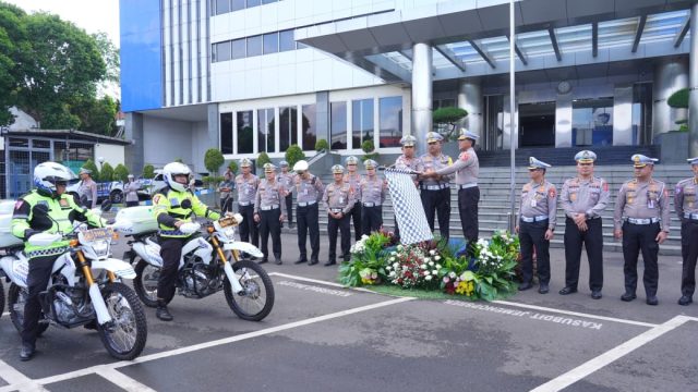 Kakorlantas Polri Irjen Pol Drs. Agus Suryonugroho S.H, M.Hum melepas tim Perwira Pengamat Wilayah (Pamatwil) Operasi Ketupat 2025