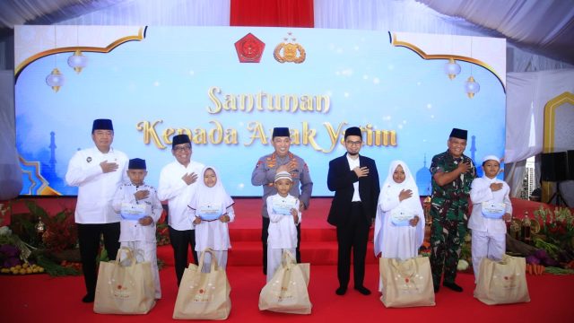 Kapolri Jenderal Polisi Drs. Listyo Sigit Prabowo menggelar acara buka puasa bersama jajaran kementerian dan TNI di Lapangan Bhayangkara, Mabes Polri, Jakarta, pada Senin (17/3/2025).