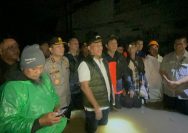 Kapolda Sulawesi Utara Irjen Pol Roycke Harry Langie mendampingi Gubernur Sulut Yulius S. Komaling meninjau sejumlah daerah terdampak banjir di wilayah Kota Manado, Jumat (21/3/2025) malam.